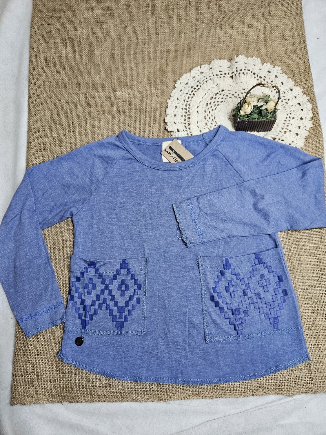REMERA MANGA LARGA, EN ALGODÓN, CON BOLSILLOS. MARCA HUSH PUPPIES, TALLE 4. IMPECABLE