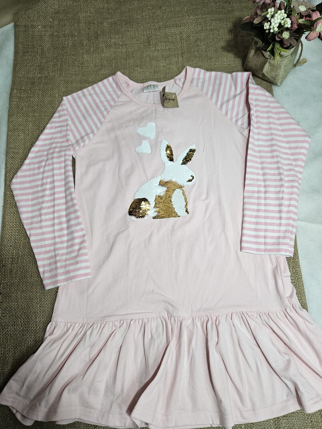 VESTIDO EN ALGODÓN PARA NIÑA, MANGA LARGA, CON CONEJITO Y CORAZONES EN LENTEJUELAS. TALLE 6-7. IMPECABLE SIN USO