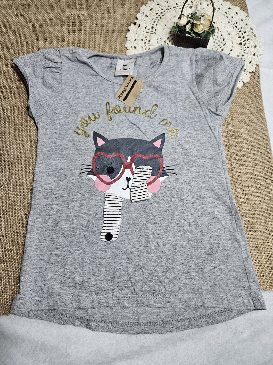 REMERA EN ALGODÓN, MANGA CORTA, CON DISEÑO DE GATITO PATAS CON VELCRO. MARCA RENNER. TALLE 5