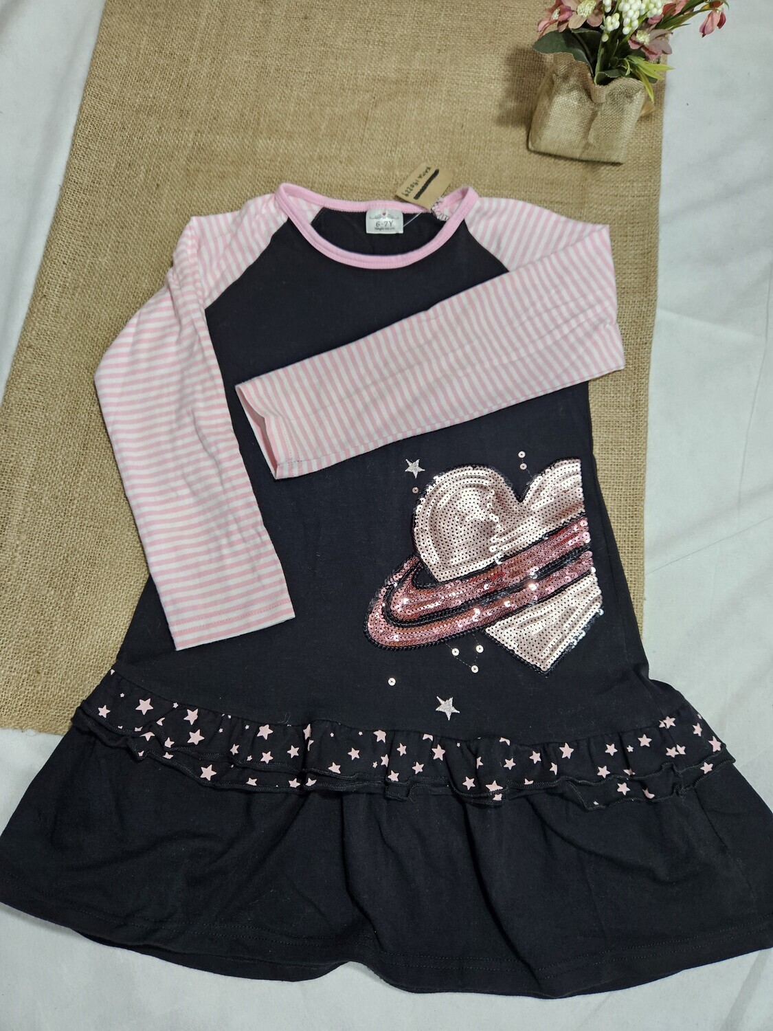 VESTIDO EN ALGODÓN PARA NIÑA, MANGA LARGA, CON BORDADO DE CORAZÓN EN LENTEJUELAS. TALLE 6-7- NUEVO SIN USO