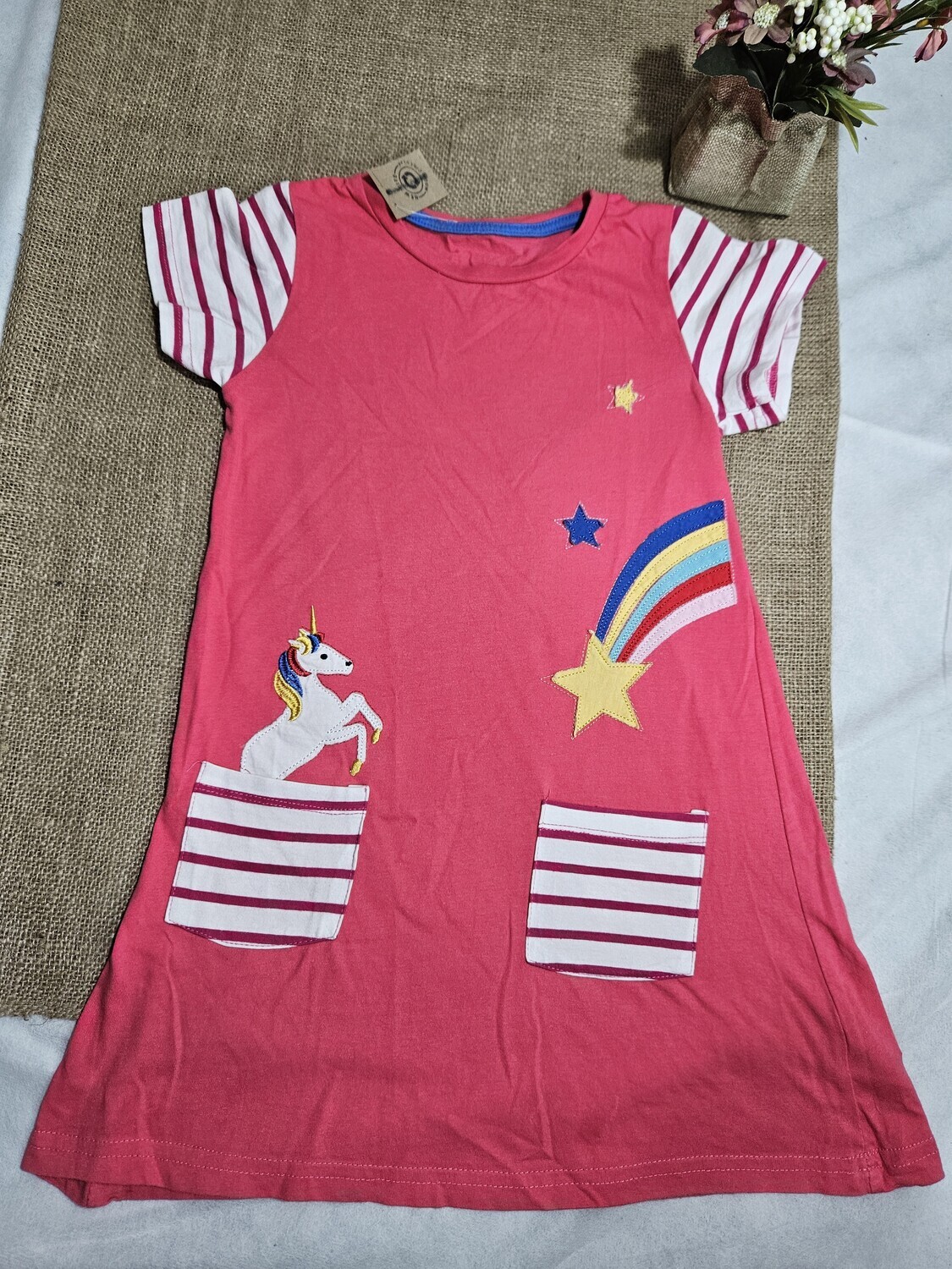 VESTIDO EN ALGODÓN, MANGA CORTA PARA NIÑA. DISEÑO UNICORNIO, CON BOLSILLOS. TALLE 6
