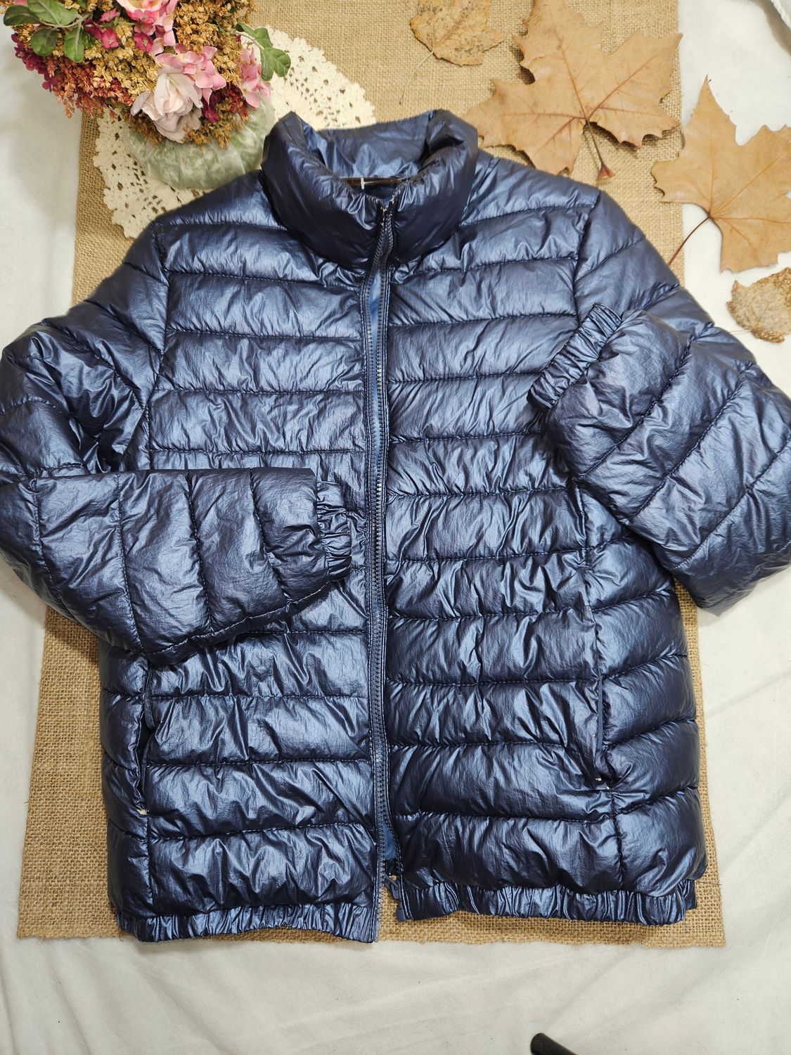 CAMPERA PUFFER METALIZADA COLOR AZUL, TALLE 13-14, MARCA ZARA. CON DETALLES EN CUELLO Y PUÑOS