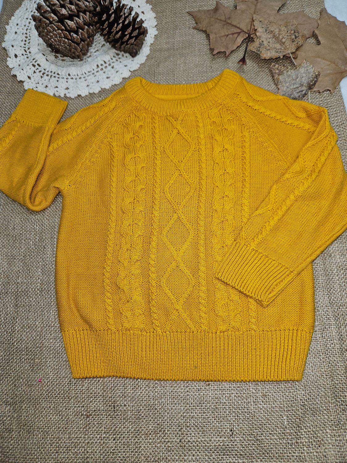 BUZO DE HILO, CUELLO A LA BASE, COLOR MOSTAZA, TALLE 2-4. MARCA HYM. NUEVO SIN USO