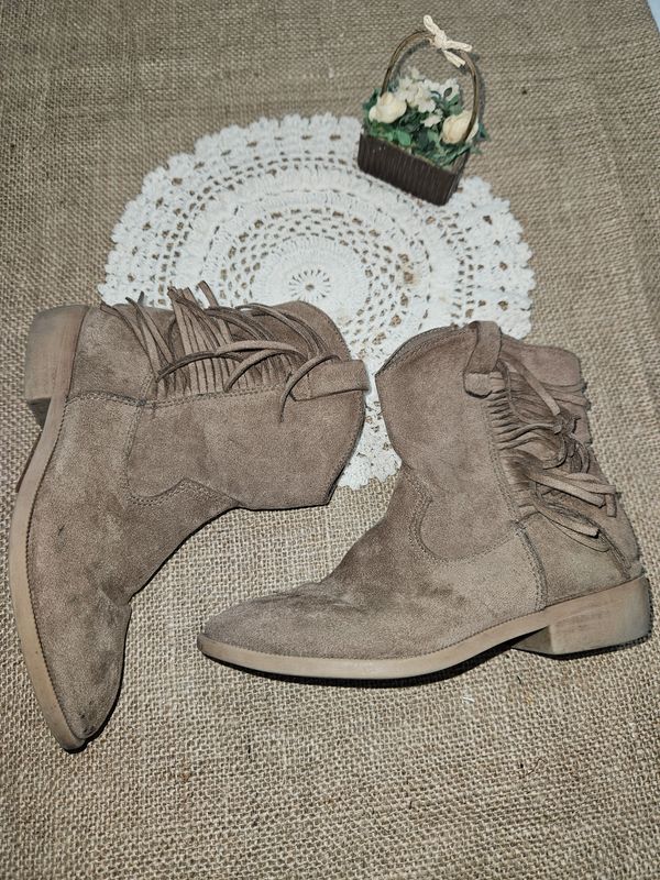 BOTAS PARA NIÑA, CON CIERRE Y FLECOS. MARCA GUGA. TALLE 30