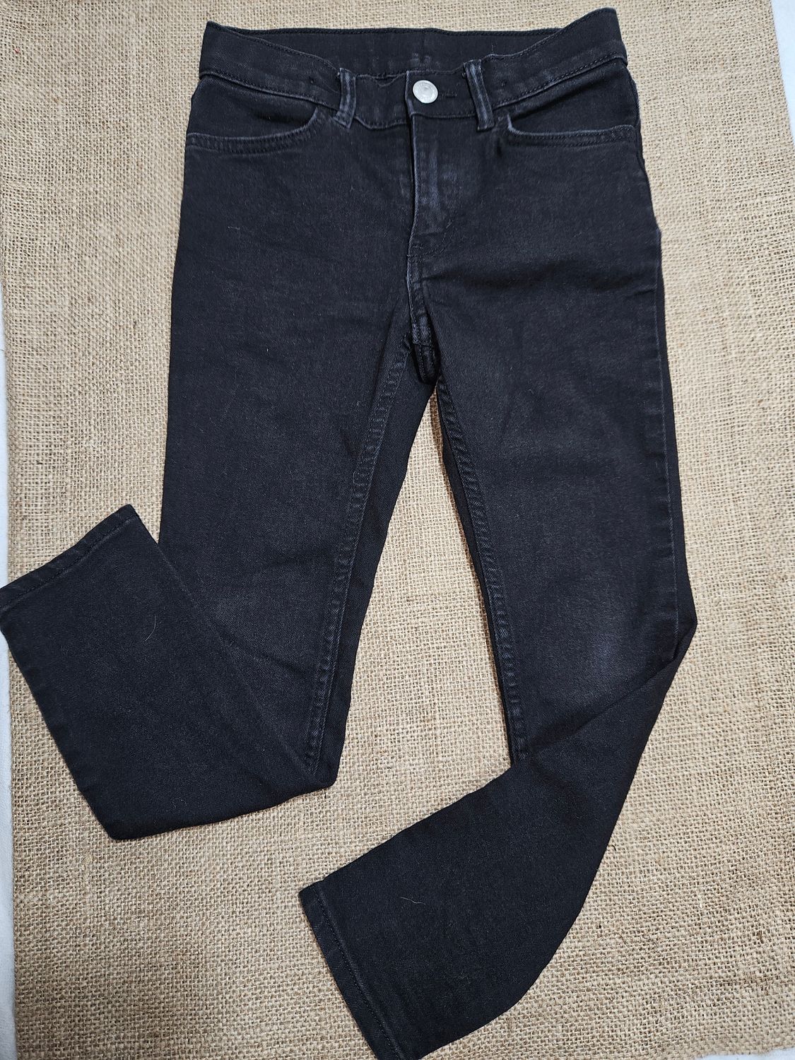 PANTALÓN DE JEAN PARA NIÑO, CHUPIN ELASTIZADO. COLOR NEGRO, MARCA HYM. TALLE 5-6.