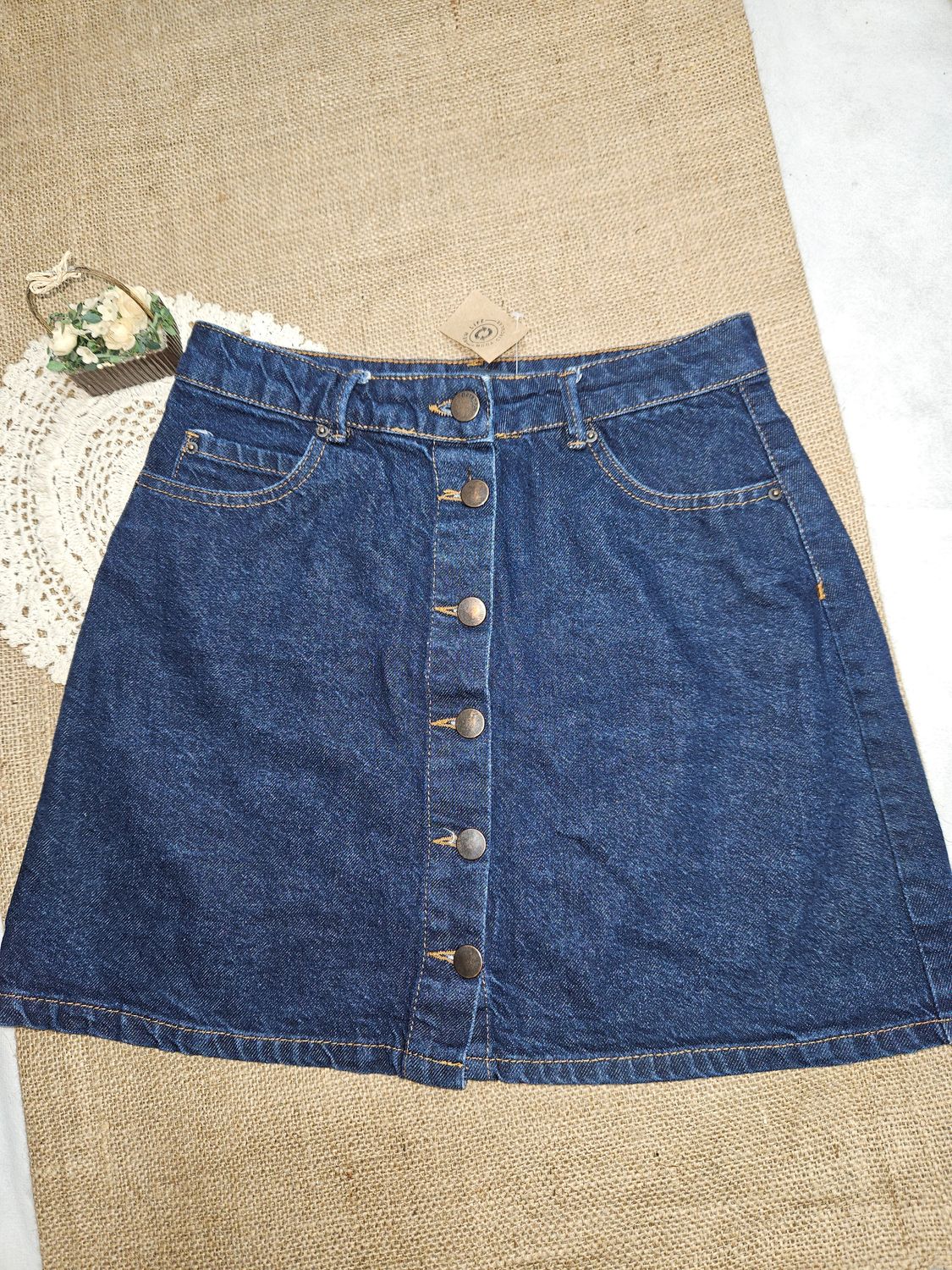 MINI DE JEAN, ABOTONADA AL FRENTE. AZUL OSCURO. MARCA BERSHKA. TALLE 36. IMPECABLE IGUAL A NUEVA. (IV)