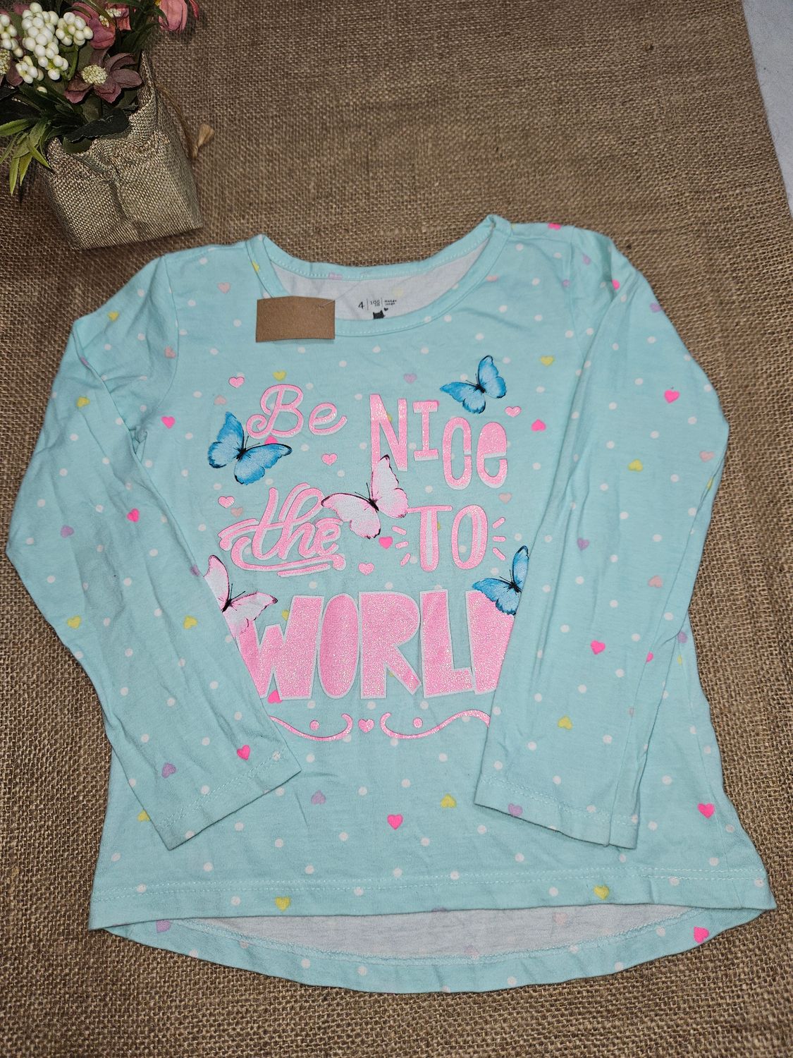 REMERA DE ALGODÓN, PARA NIÑA, MANGA LARGA, CON DISEÑO DE MARIPOSAS CON BRILLITOS. MARCA POIM. TALLE 4.