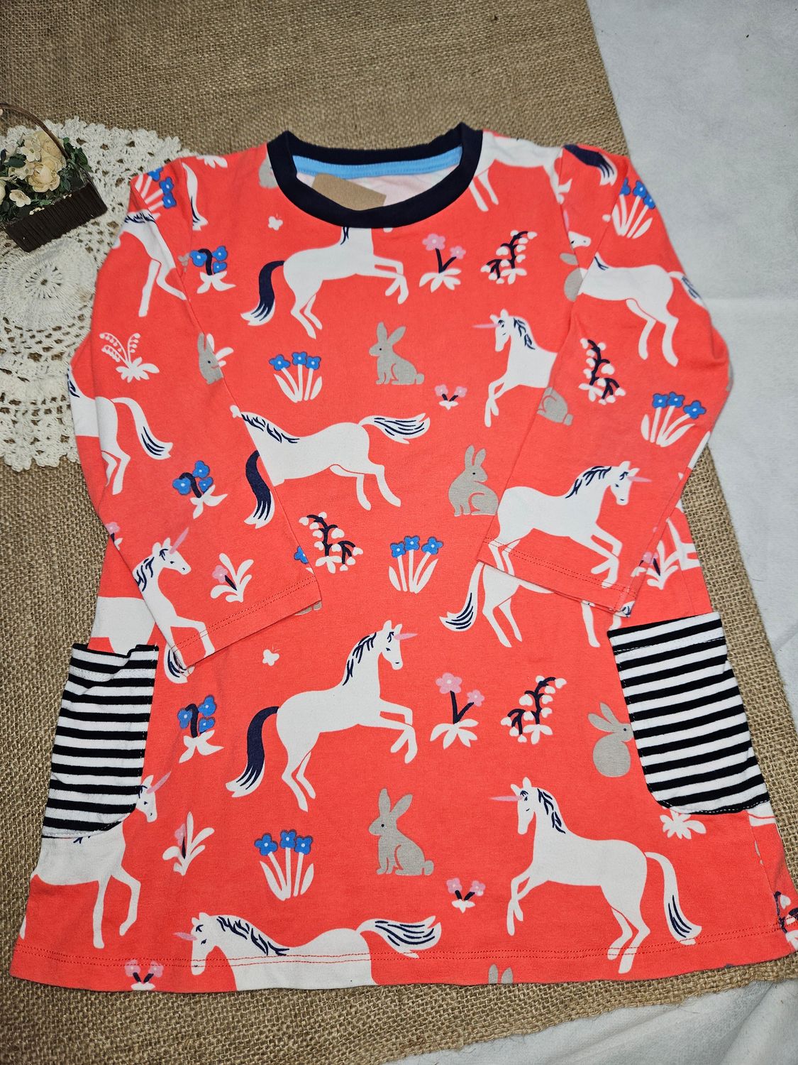 VESTIDO PARA NIÑA, MANGA LARGA, CON BOLSILLOS Y DISEÑO DE BOSQUE Y UNICORNIOS. TALLE 5