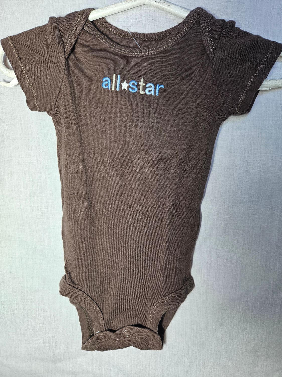 BODY MANGA CORTA, MARCA CARTERS, TALLE 3 MESES. DISEÑO ALL STAR