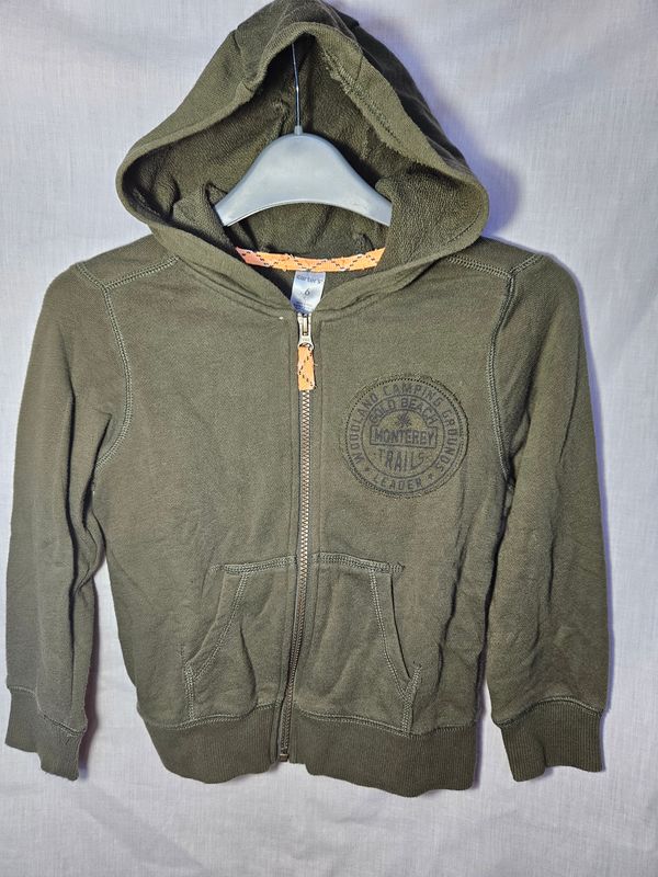 CAMPERA DE ALGODÓN CON BOLSILLOS, CAPUCHA Y CIERRE, MARCA CARTERS. TALLE 6