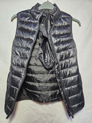 CHALECO TIPO PUFFER, MARCA KEVINGSTON, CON BOLSITA PARA GUARDAR. NUEVO - SIN USO. TALLE 10