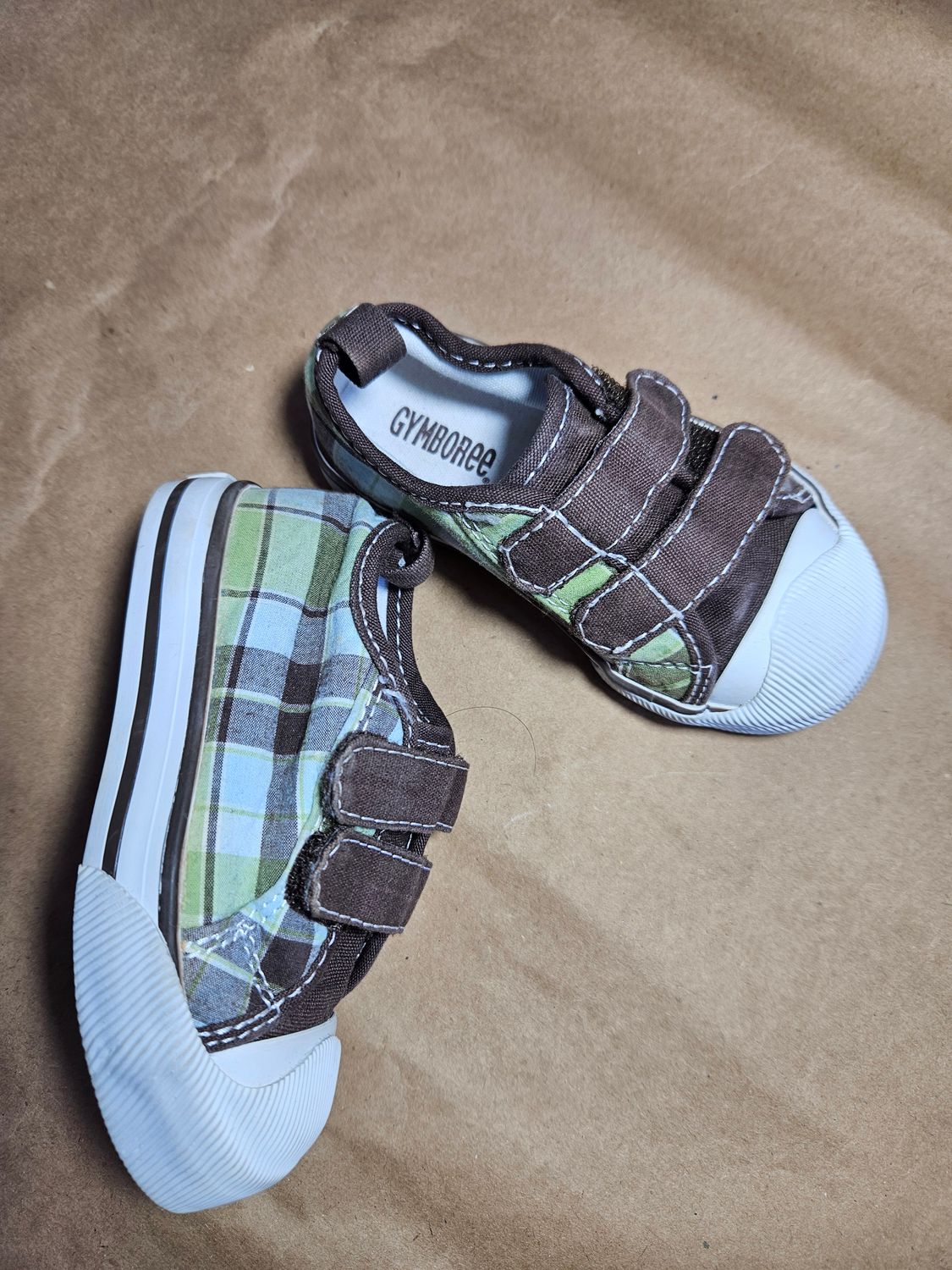 CHAMPION PARA NIÑO, MARCA GYMBOREE. CON VELCRO. CUADRILLE. TALLE 6 AMERICANO (TALLE 22) - IMPECABLES - IGUAL A NUEVO