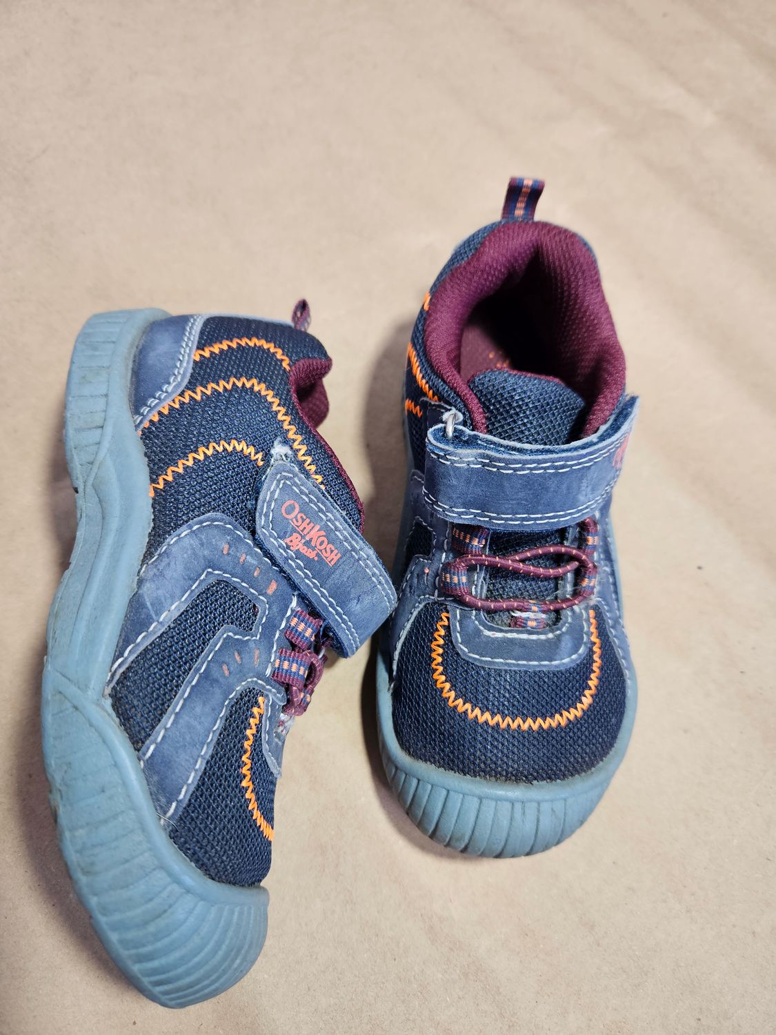 CHAMPION PARA NIÑO, MARCA OSHKOSH, TALLE 10 AMERICANO - EQUIVALE A 26-27, CON VELCRO. EXCELENTE ESTADO