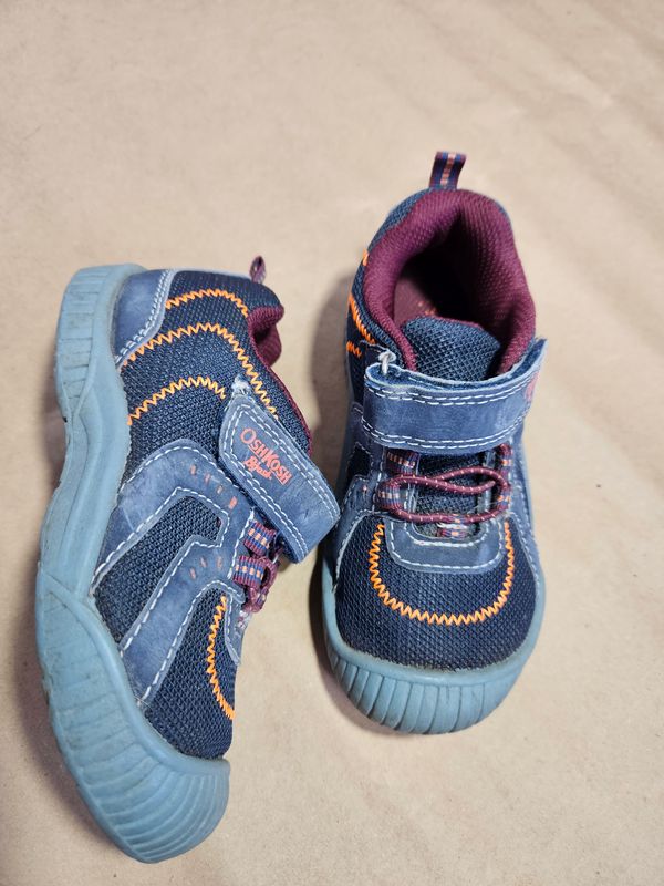 CHAMPION PARA NIÑO, MARCA OSHKOSH, TALLE 10 AMERICANO - EQUIVALE A 26-27, CON VELCRO. EXCELENTE ESTADO