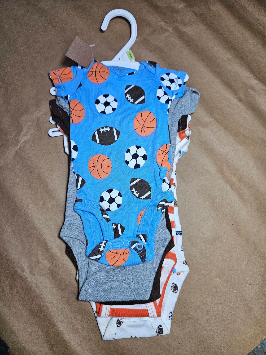 PACK DE 5 BODYS, MARCA CARTERS. TALLE 3 MESES. ESTAN SIN USO, TIENEN PEQUEÑAS MANCHITAS DE ESTAR GUARDADOS QUE SALEN CON LAVADO.