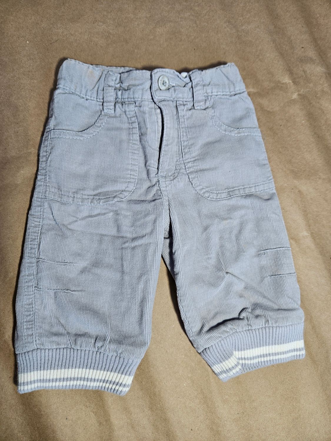 PANTALON DE PANA TIPO BABUCHA PARA BEBE 3-6MESES. FORRADO DE ALGODÓN, SUPER ABRIGADO. MARCA CHEEKY