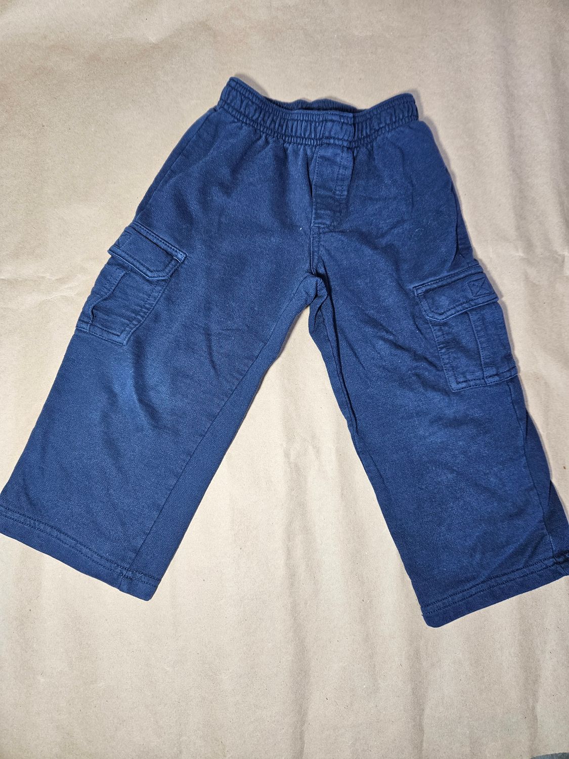 PANTALÓN TIPO CARGO, DE ALGODÓN, PARA NIÑO. CINTURA ELASTIZADA. TALLE 3.