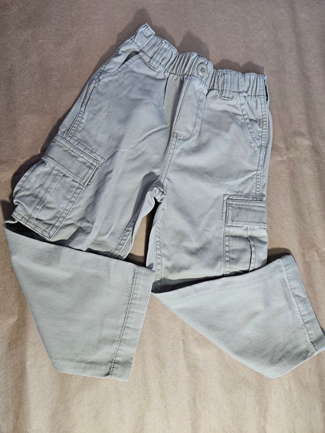 PANTALÓN TIPO CARGO, CON PRETINA ELASTIZADA Y BOLSILLOS. MARCA OSHKOSH. TALLE 4 - IMPECABLE