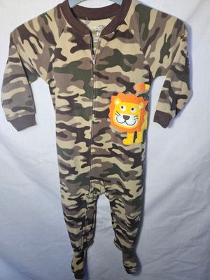 PIJAMA PARA NIÑO, TIPO OSITO CON PIES, EN POLAR, MARCA CARTERS. CAMUFLADO, CON DISEÑO LEON. TALLE 2T