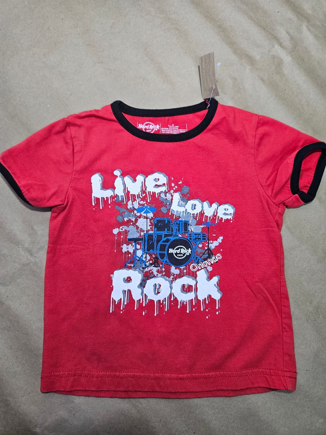 REMERA DE ALGODÓN MANGA CORTA, DISEÑO HARD ROCK CAFE, COLOR ROJA, TALLE 2 AÑOS