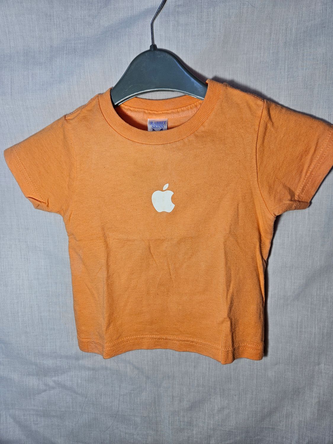 REMERA MANGA CORTA, PARA NIÑO, DISEÑO APPLE. TALLE 2