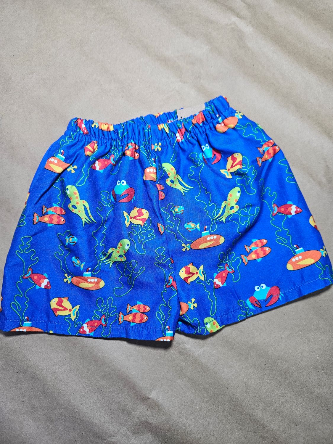 SHORT DE BAÑO PARA NIÑO, CON SUSPENSOR EN TELA TOALLA FINA. PARA NIÑOS DE 6 A 8 KILOS - TALLE 6 MESES APROX.