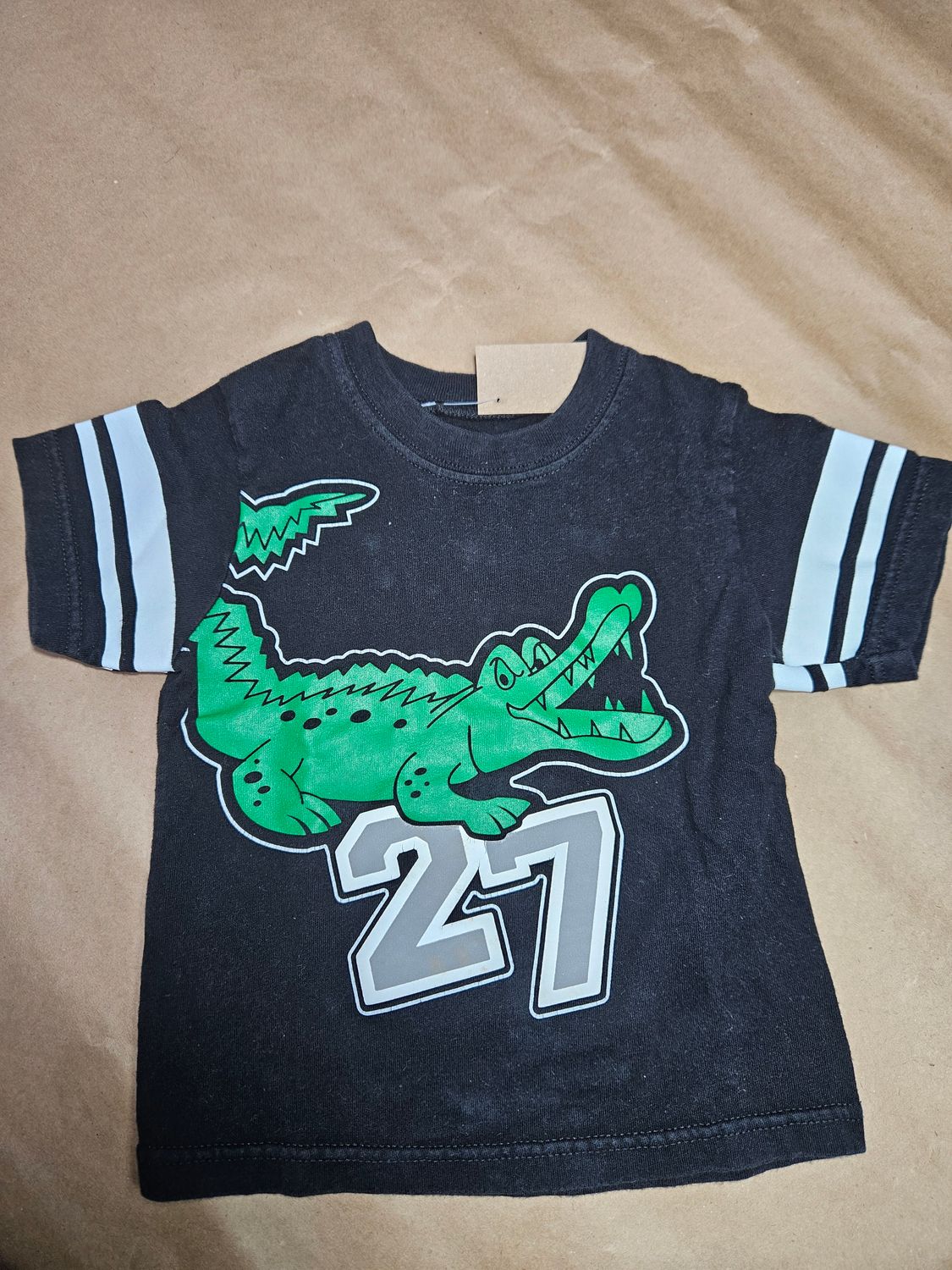 REMERA MANGA CORTA DE ALGODÓN, PARA NIÑO. CON ESTAMPA DE COCODRILO Y NUMERO. COLOR NEGRA. TALLE 18 MESES