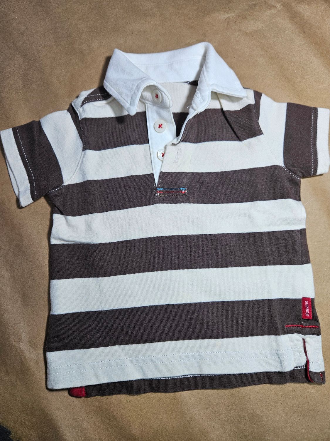 REMERA TIPO CHOMBA, DE ALGODÓN, PARA NIÑO TALLE 3 MESES. RAYADA BEIGE Y MARRÓN.