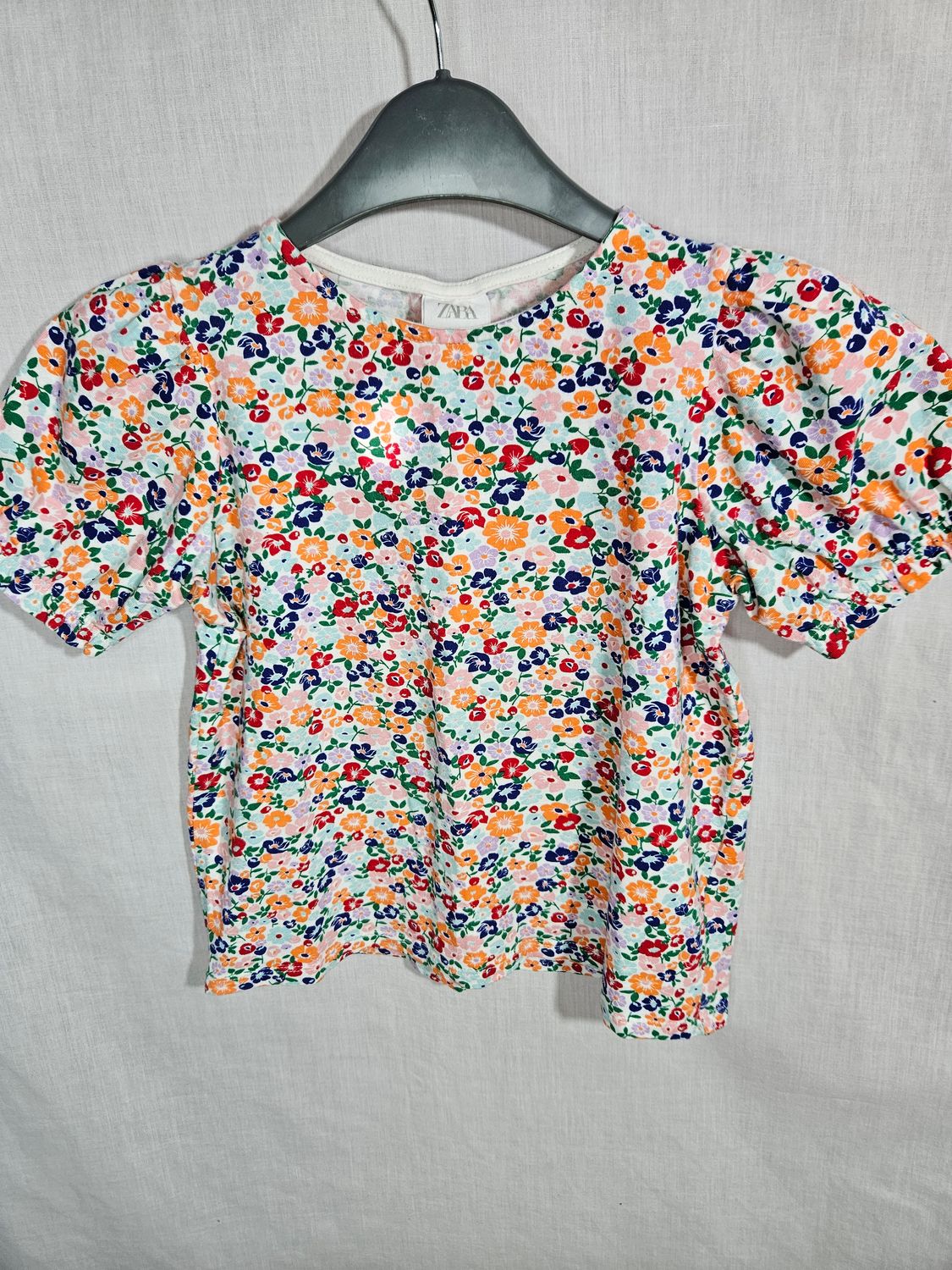 REMERA MANGA CORTA PARA NIÑA, FLOREADA. MARCA ZARA. TALLE 7. IMPECABLE