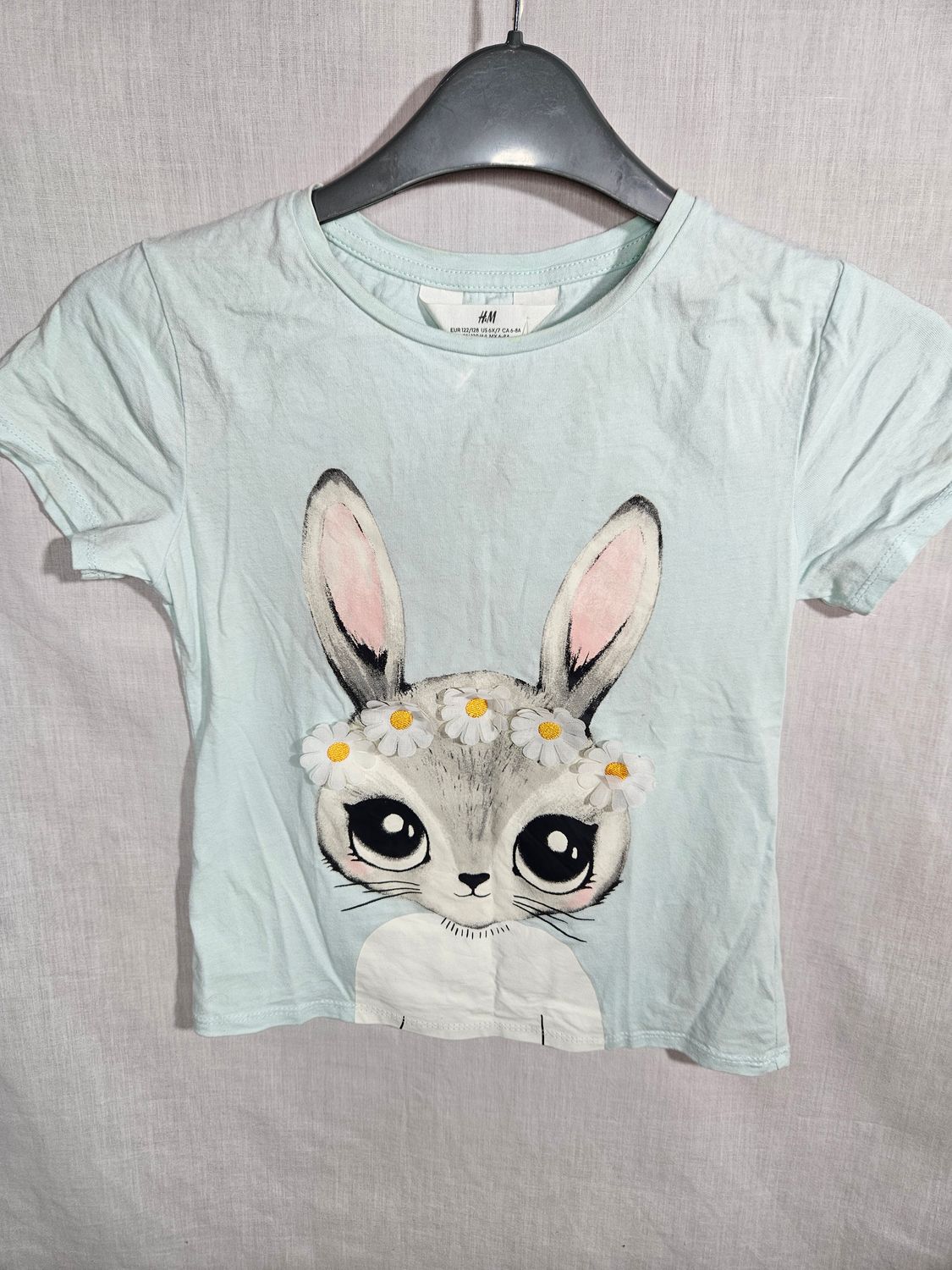 REMERA PARA NIÑA, MANGA CORTA, CON DISEÑO DE CONEJO CON FLORES APLICADAS. TALLE 6-8. MARCA HYM. EXCELENTE ESTADO