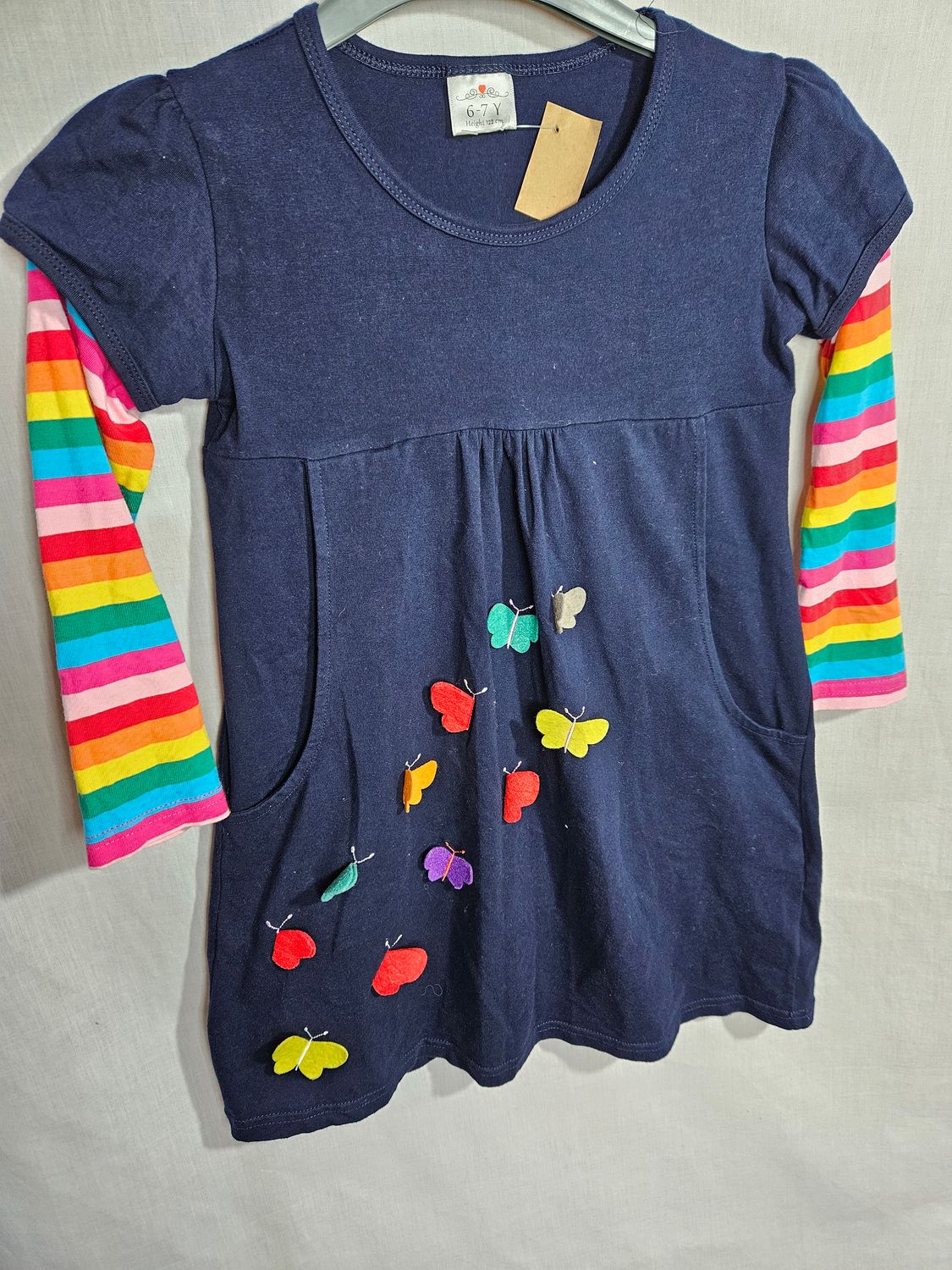 VESTIDO PARA NIÑA, MANGA LARGA, EN ALGODÓN, COLOR AZUL, CON MARIPOSAS APLICADAS. TALLE 6-7. IMPECABLE