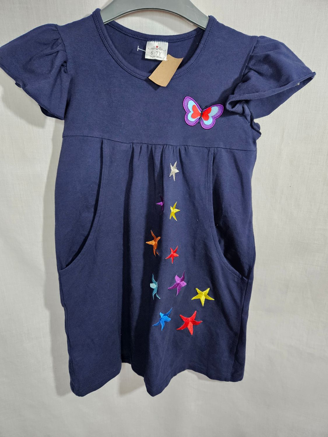 VESTIDO PARA NIÑA, MANGA CORTA Y BOLSILLOS, EN ALGODÓN, CON MARIPOSAS APLICADAS. TALLE 6-7. IMPECABLE