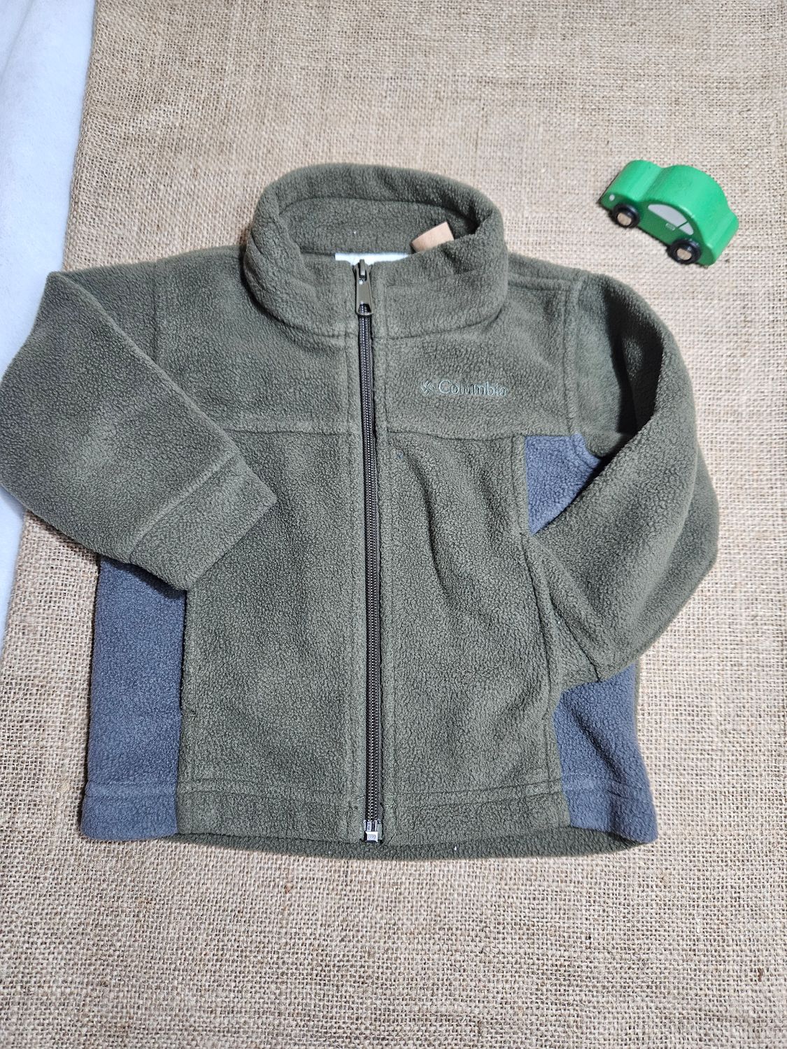 CAMPERA DE POLAR MARCA COLUMBIA, TALLE 2T. VERDE COMBINADA CON GRIS