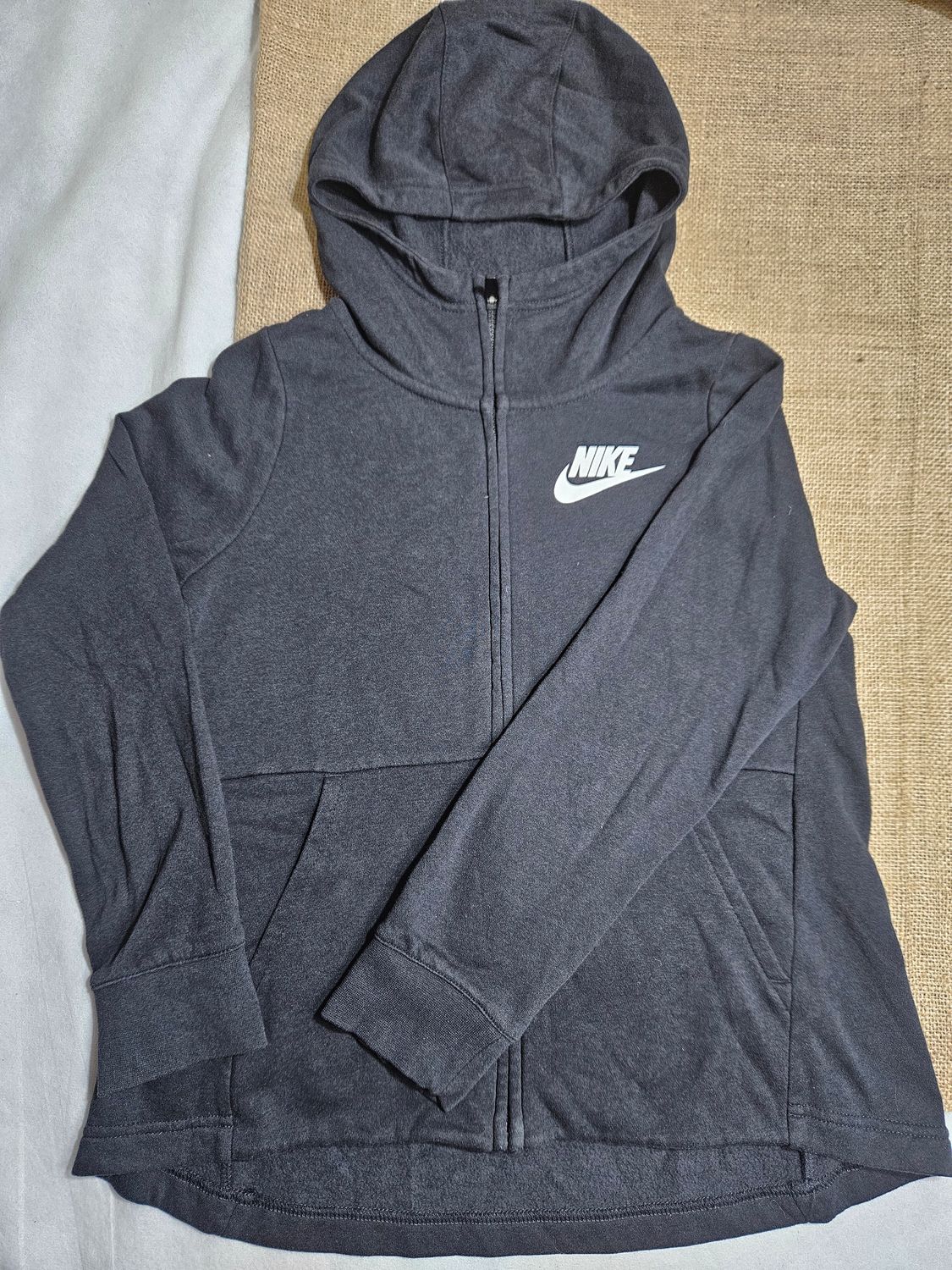 CAMPERA DE ALGODÓN CON CAPUCHA, MAS LARGA ATRÁS. MARCA NIKE, TALLE DE NIÑO, APROX. 10-12 AÑOS.