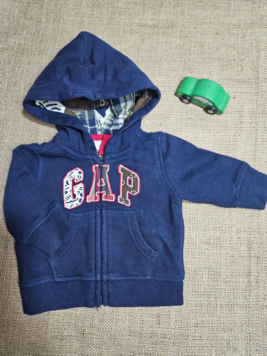 CAMPERA DE ALGODÓN, CON CAPUCHA, PARA NIÑO, MARCA GAP. TALLE 0-3 MESES. EXCELENTE ESTADO