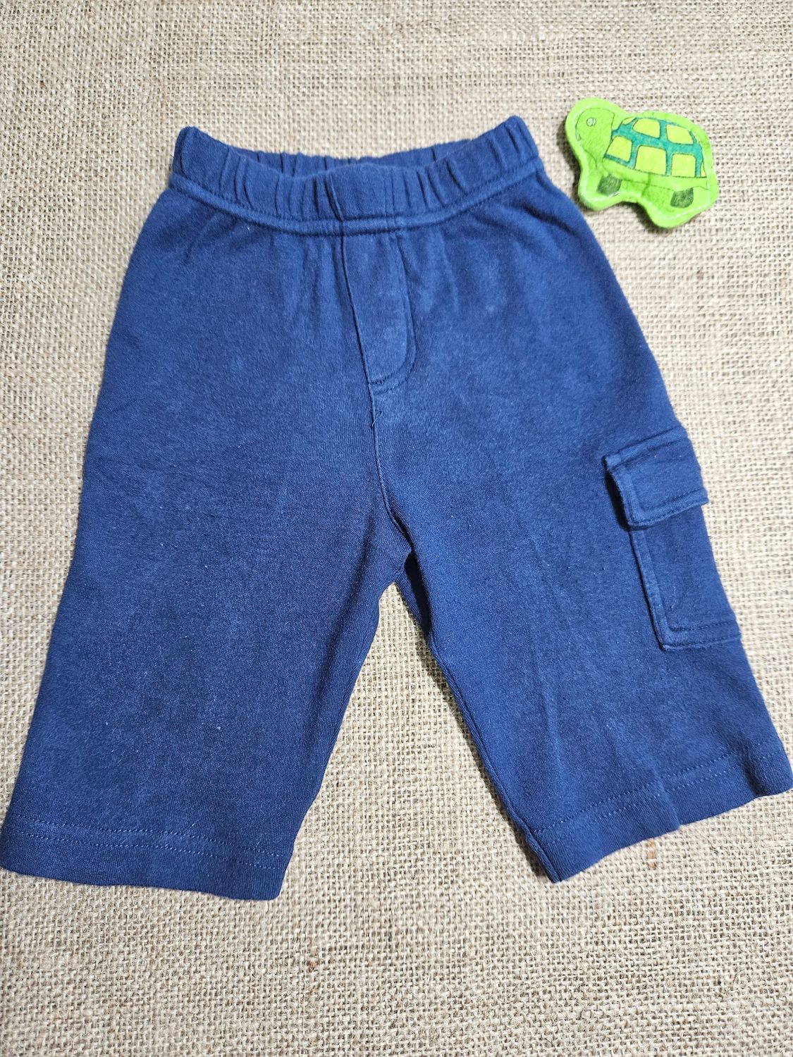 PANTALÓN DE ALGODÓN FINO, CON BOLSILLO LATERAL. TALLE 3 MESES. MARCA CIRCO