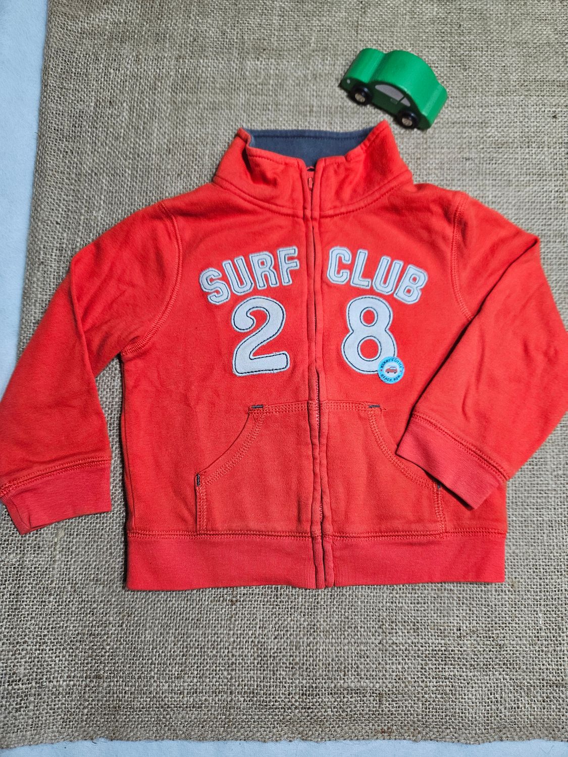 CAMPERA DE ALGODÓN PARA NIÑO, SIN CAPUCHA. MARCA CARTERS. TALLE 18 MESES. COLOR ROJO
