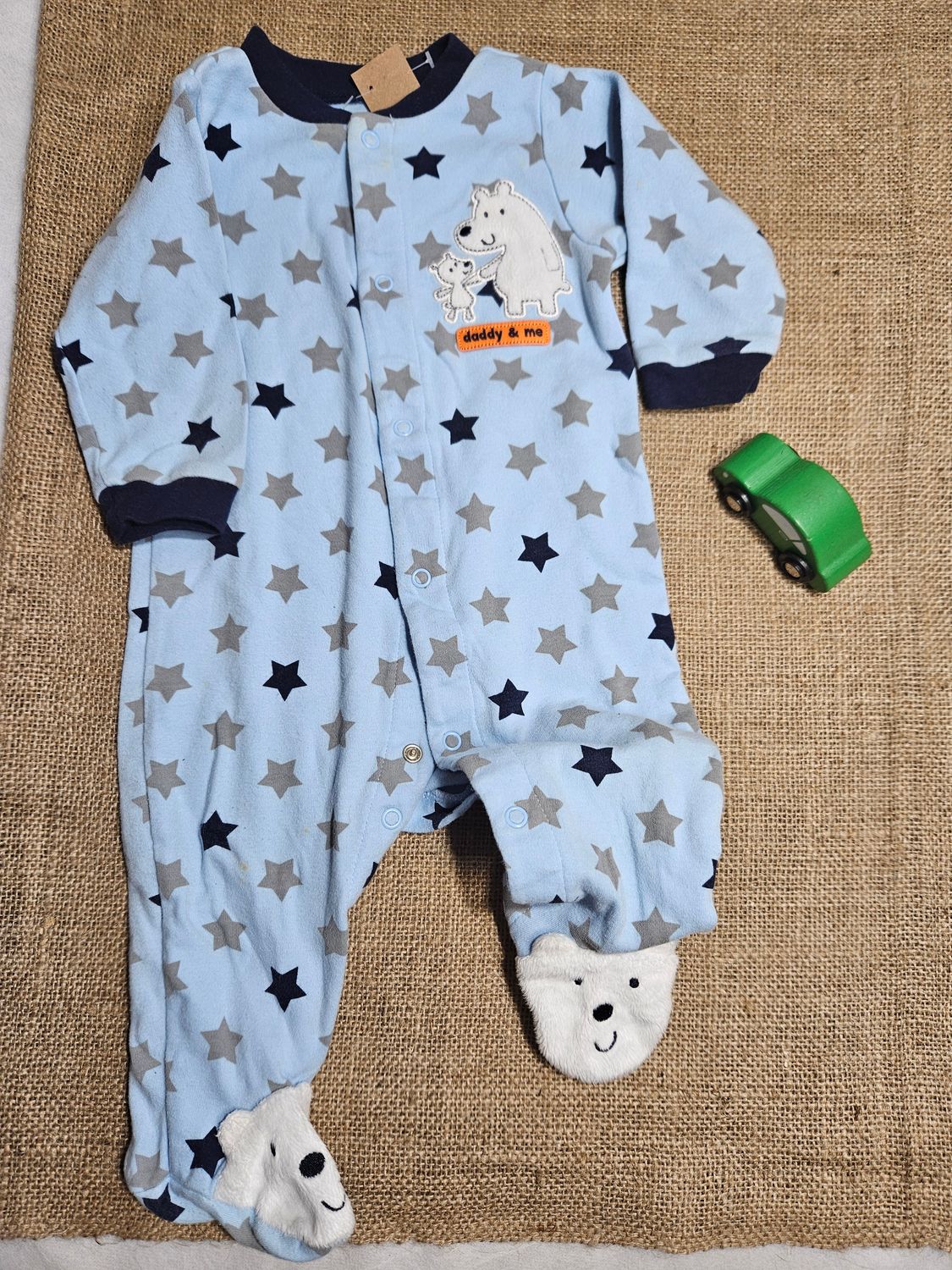 PIJAMA TIPO MONITO, CON BROCHES. MARCA CARTERS. TALLE 9 MESES.