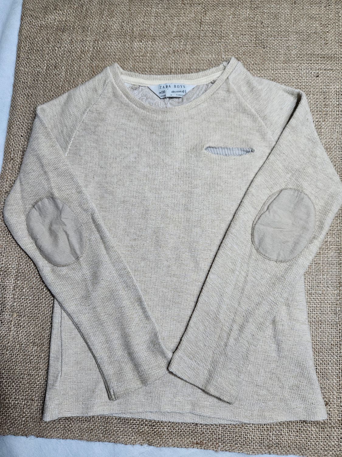 BUZO DE LANA FINA, CON CODERAS Y CUELLO A LA BASE. MARCA ZARA. TALLE 4-5 AÑOS. COLOR BEIGE