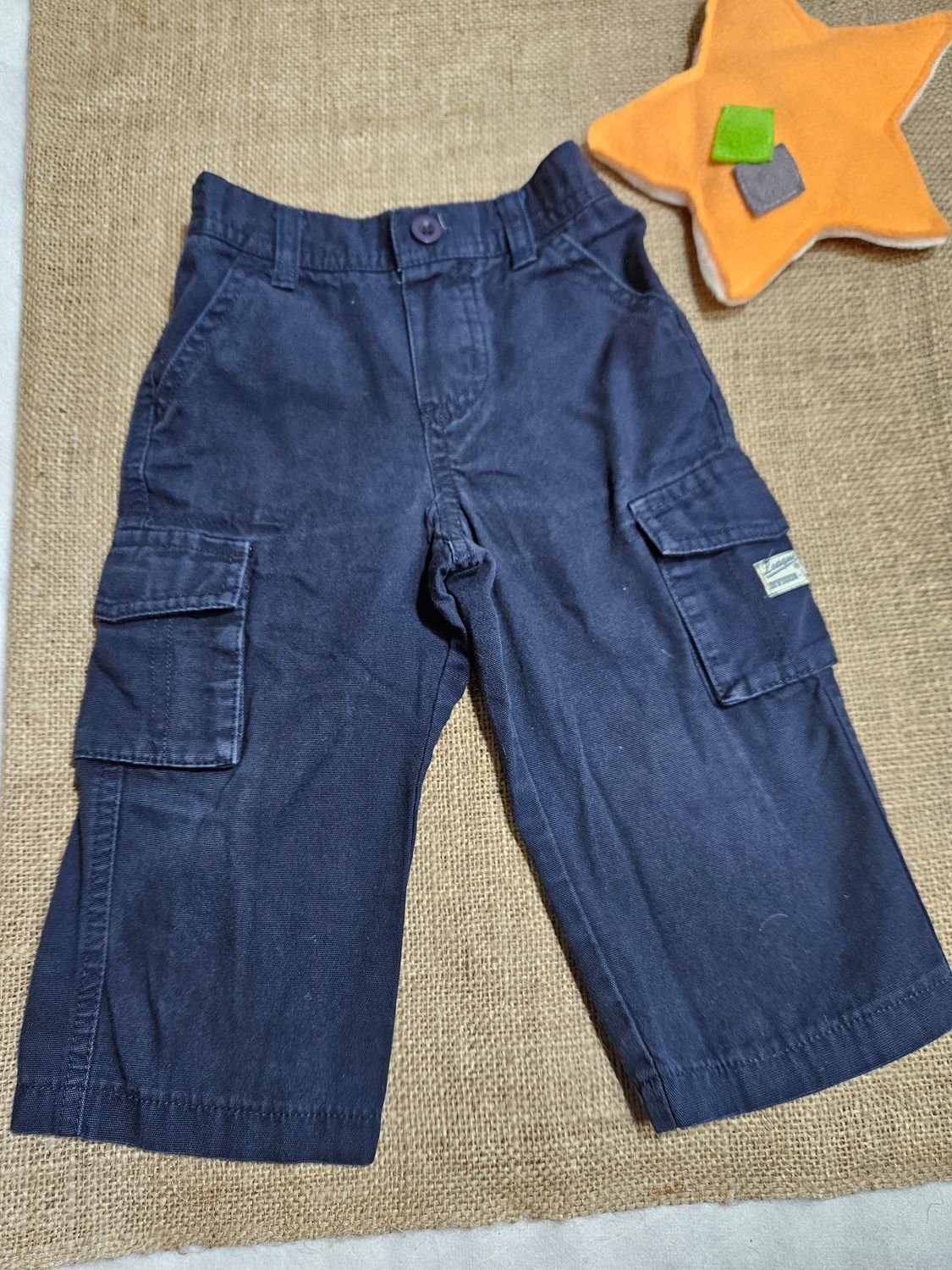 PANTALÓN PARA NIÑO, TIPO CARGO, EN COTTON. PRETINA CON ELÁSTICO. TALLE 18 MESES.