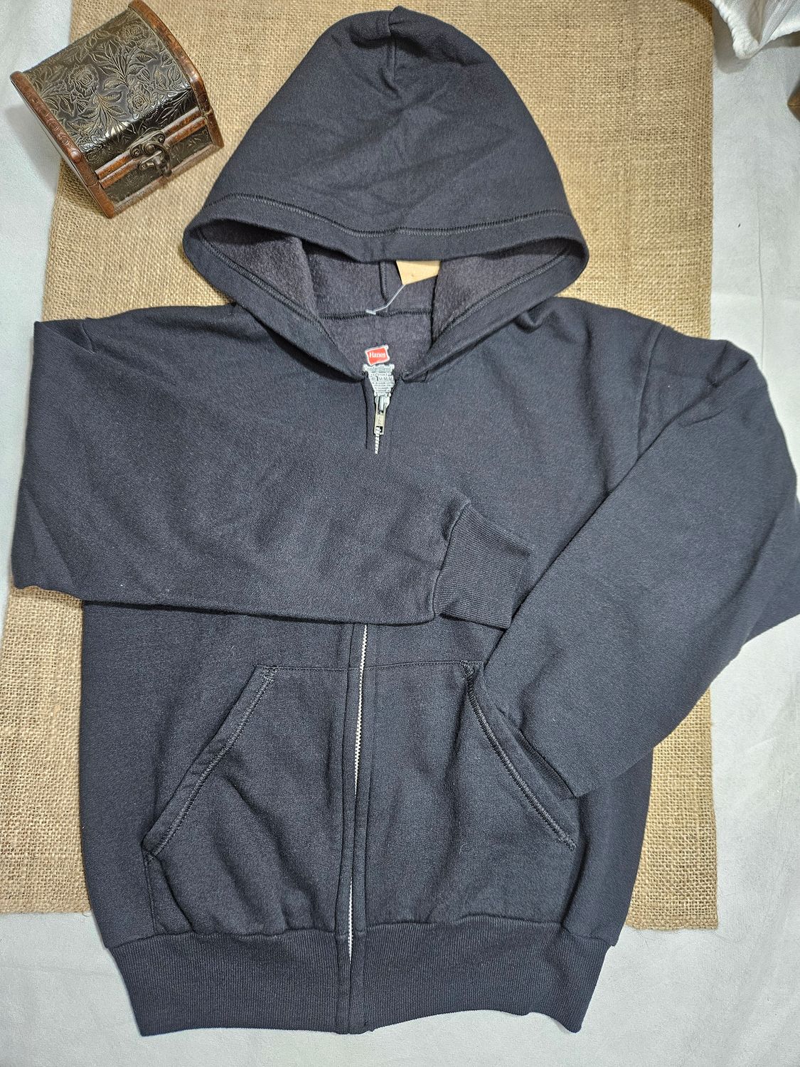 CAMPERA DE ALGODÓN, CON CIERRE Y CAPUCHA. TALLE 14-16. COLOR NEGRO. MARCA HANES. IMPECABLE