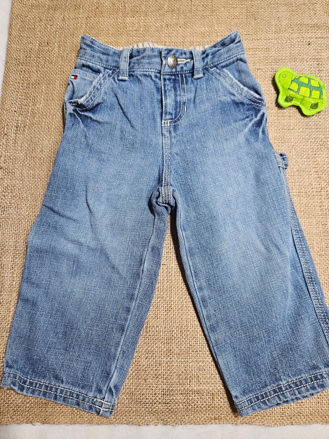 PANTALÓN DE JEAN PARA NIÑO, TIPO CARGO. CINTURA CON ELÁSTICO. MARCA TOMY HILFIGER. TALLE 18 MESES.