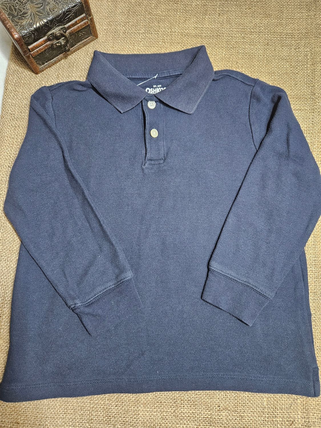 REMERA TIPO CHOMBA, MANGA LARGA, MARCA OSHKOSH. TALLE 6 AÑOS.