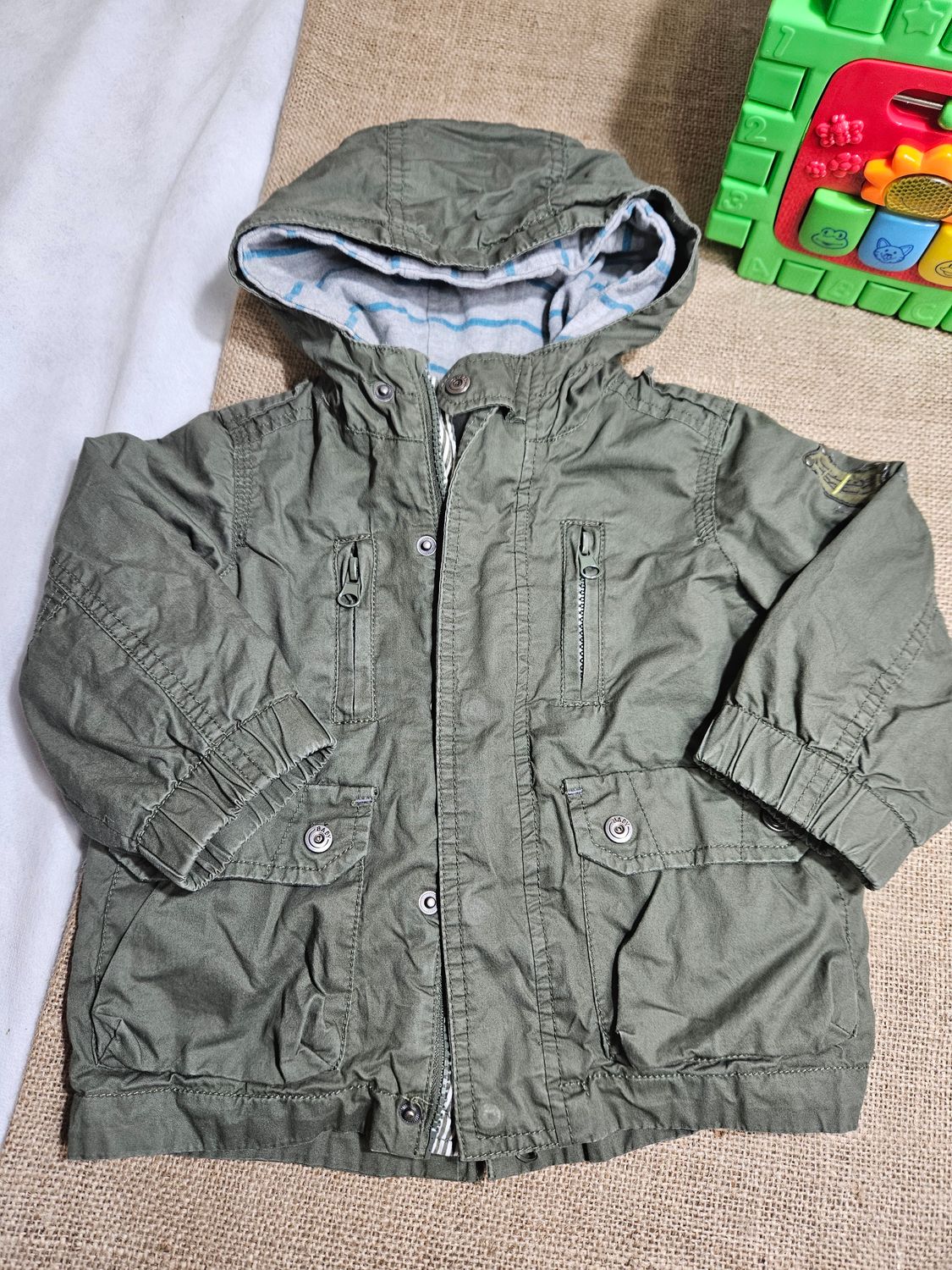 CAMPERA PARA NIÑO, DOBLE, CON CAMPERA DE ALGODÓN DESMONTABLE. MARCA ZARA. TALLE 12-18 MESES.