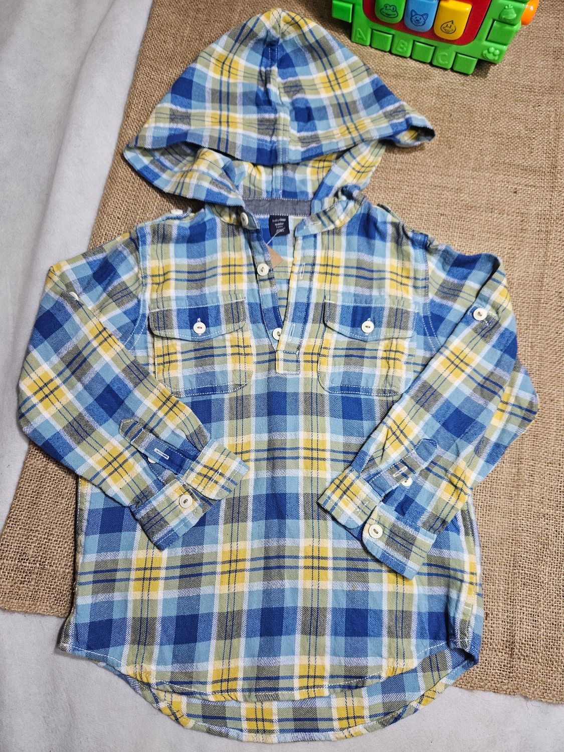 MEDIA CAMISA PARA NIÑO, CON CAPUCHA, EN VIYELA, MARCA BABYGAP. TALLE 5 AÑOS.