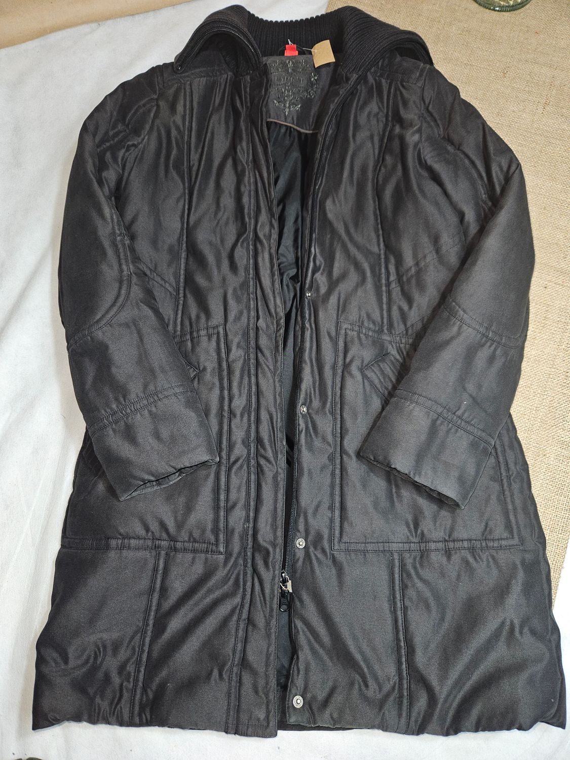 CAMPERA DE ABRIGO, PARA DAMA. LARGA, CON CUELLO EN LANA. CIERRE Y BROCHES. TALLE M