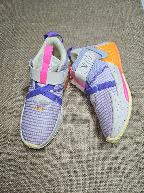 BOTITAS PARA BASKET, PARA NIÑA, MARCA NIKE MODELO LEBRON. TALLE US2Y EUR33.5. IGUAL A NUEVOS. EN URUGUAY NO HAY! VALOR EN USA USD 80!!