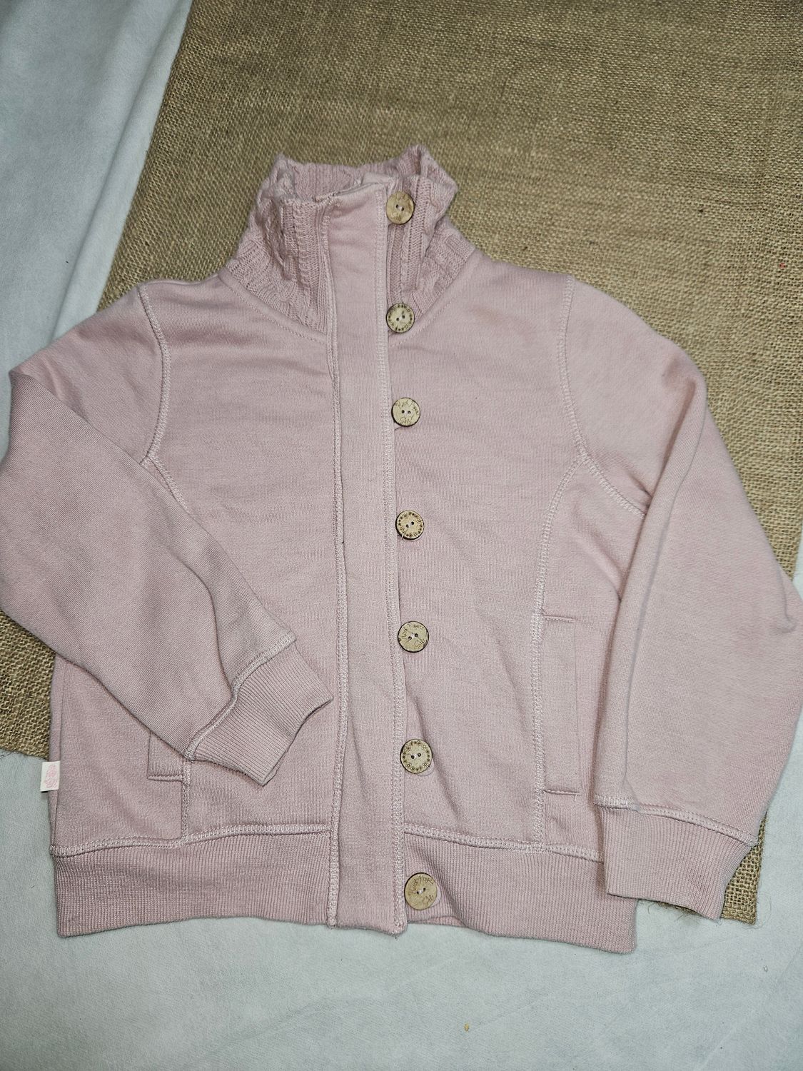 CAMPERA DE ALGODÓN, CON CUELLO DE LANA, BOTONES DE MADERA. MARCA HUSH PUPPIES. TALLE 8. CON USO