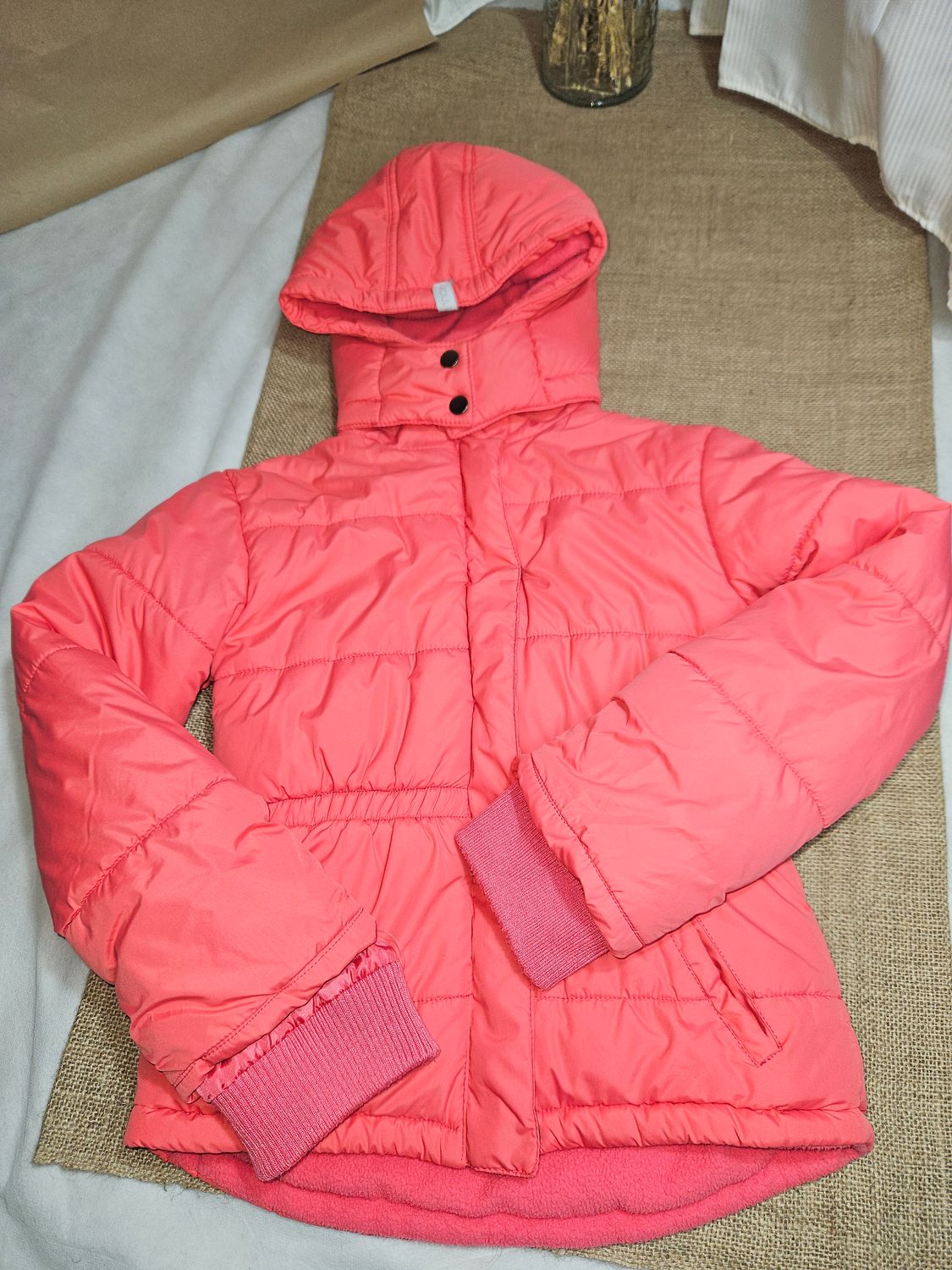 CAMPERA DE ABRIGO, FORRADA EN POLAR, CON CAPUCHA DESMONTABLE, PARA NIÑA. TALLE 10 (CHICO - EQUIVALE A 8). COLOR FUCCIA. MARCA SOUL. IMPECABLE