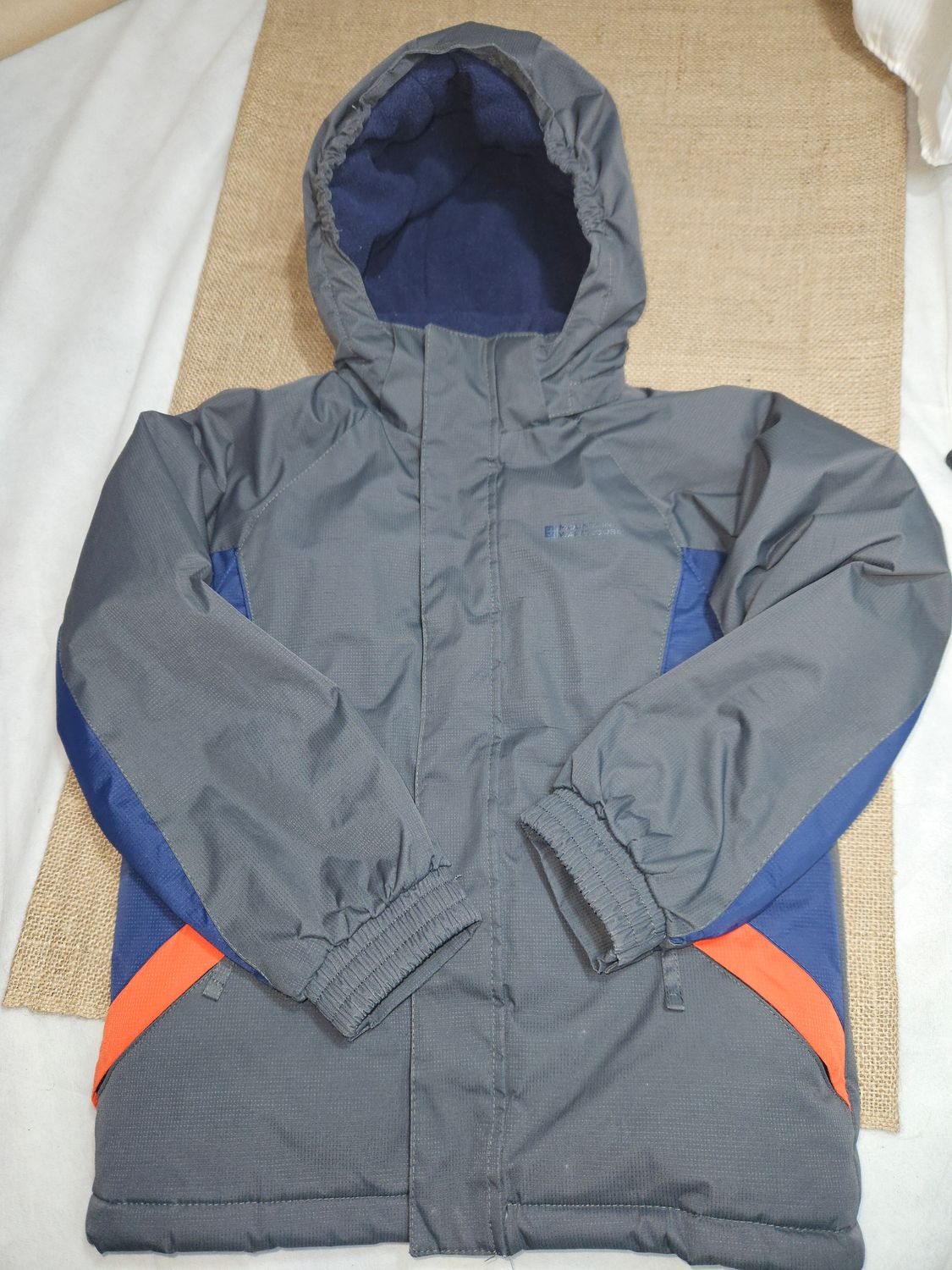 CAMPERA SUPER ABRIGADA, PARA NIÑO, IDEAL NIEVE. MARCA MOUNTAIN WAREHOUSE. TALLE 7-8. CON CAPUCHA DESMONTABLE. IMPECABLE.